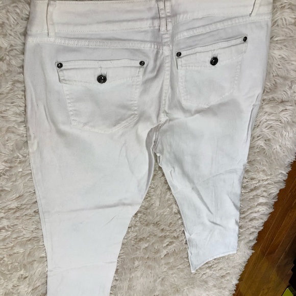 Elle Paris New York Tokyo 2 buttonwhite crop Capri jeans. Flap pickets!❤️❤️ - Picture 8 of 11